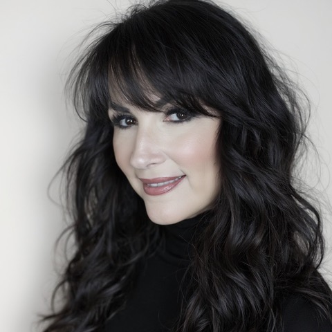 Headshot of author Kelly Lobato